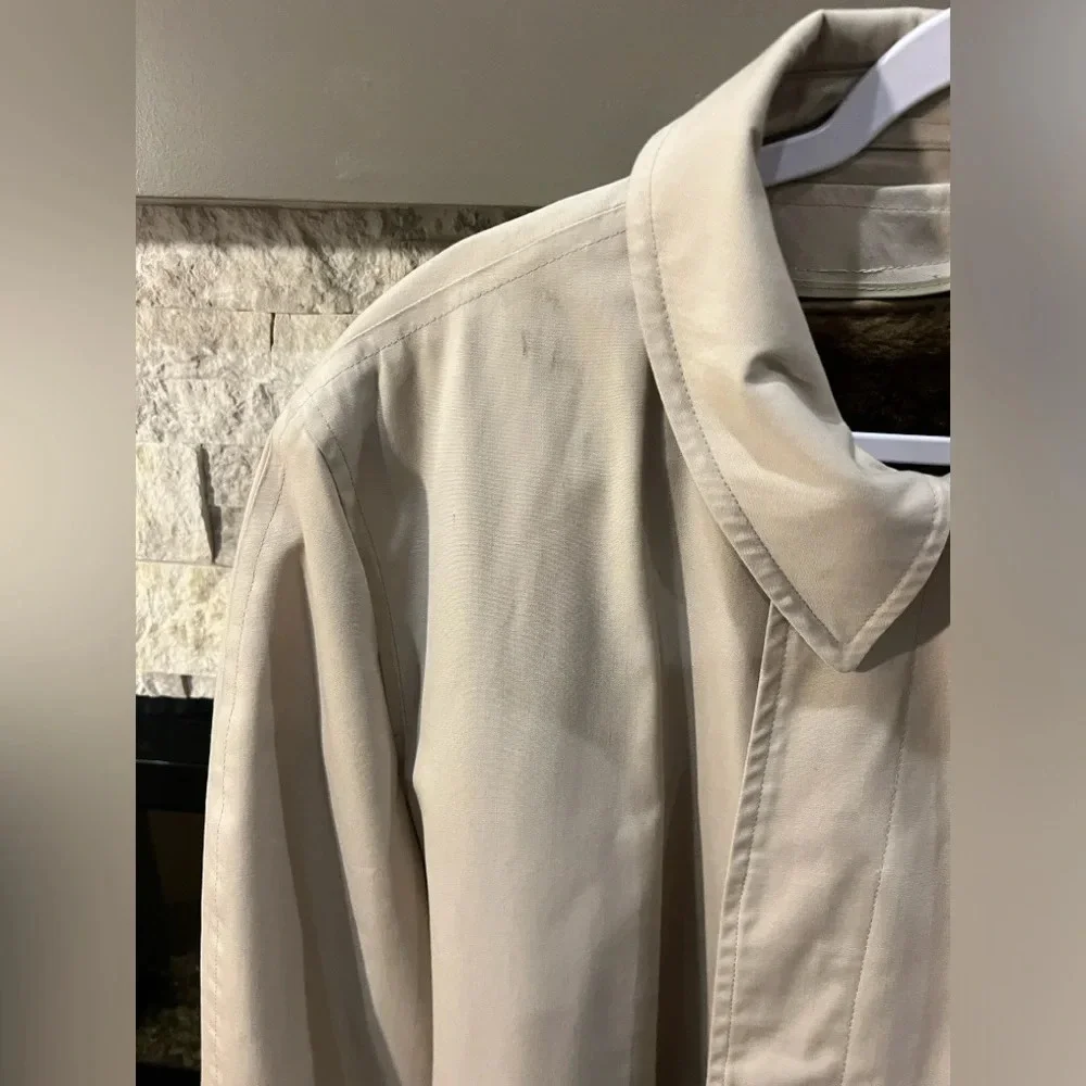 Vintage London Fog Men’s size 44 Long Trench coat, lining that can be removed